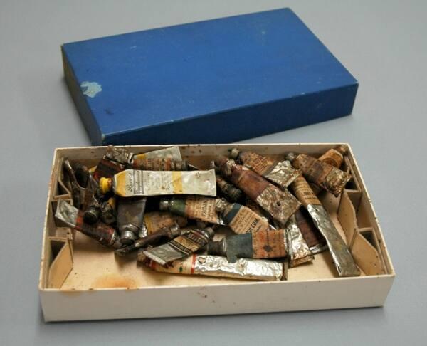 Paint tubes (mostly oils) manufactured by Winsor & Newton, Reeves & Sons, Englis H. Warren, Geo Rowen & Co., Cambridge Oil Colours